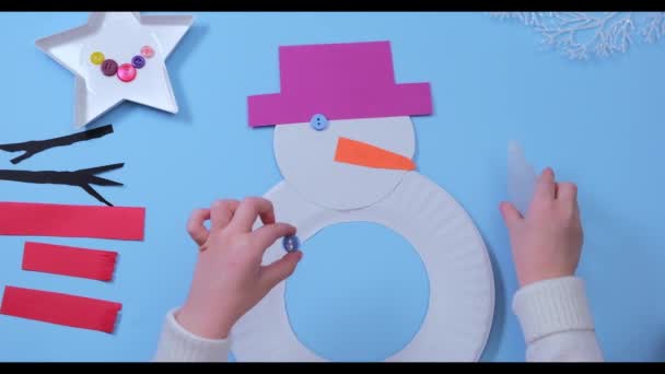 Instrucción paso a paso de vídeo de muñeco de nieve de Navidad de una placa de papel. Etapa 6. — Vídeo de stock