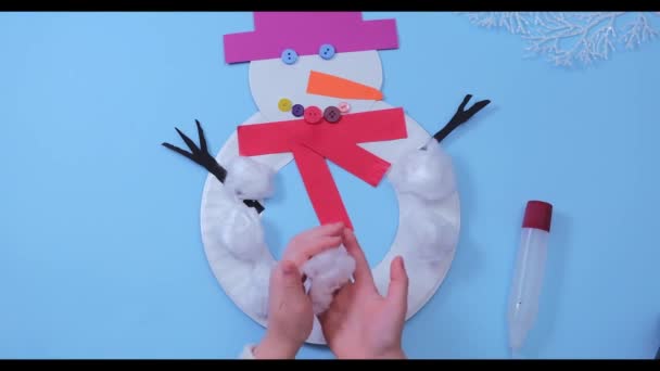 Istruzioni video poco a poco di pupazzo di neve di Natale da un piatto di carta. Fase 8. — Video Stock