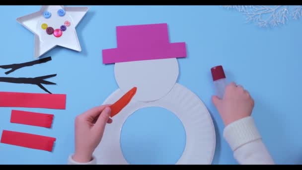 Instrucción paso a paso de vídeo de muñeco de nieve de Navidad de una placa de papel. Etapa 5. — Vídeo de stock
