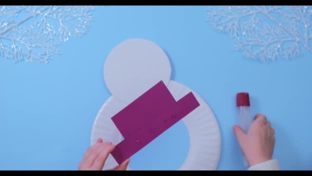 Instrucción paso a paso de vídeo de muñeco de nieve de Navidad de una placa de papel. Etapa 4. — Vídeo de stock