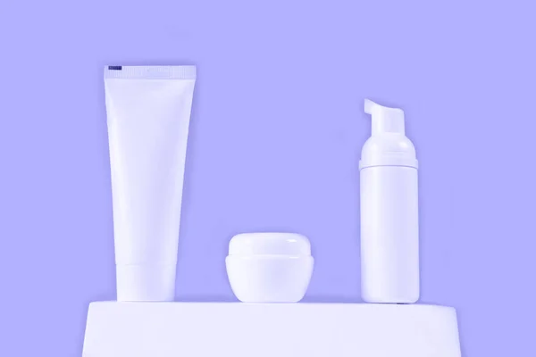 Kosmetikset für die Hautpflege Gesicht, Körper auf violettem Hintergrund. — Stockfoto