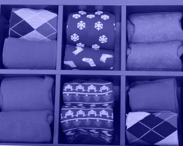 Fioletowe skarpetki zimowe ciepłe tkaniny na pudełku. Koncepcja mody. — Zdjęcie stockowe