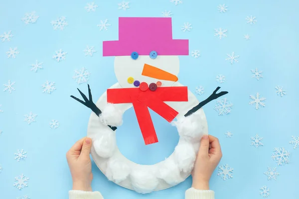 Instrucción paso a paso de muñeco de nieve de Navidad de una placa de papel. Resultado final Imágenes de stock libres de derechos