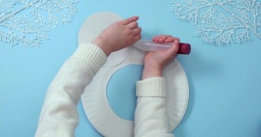 Adım adım, kağıt tabaktan yılbaşı kardan adamı talimatı. Adım 3.