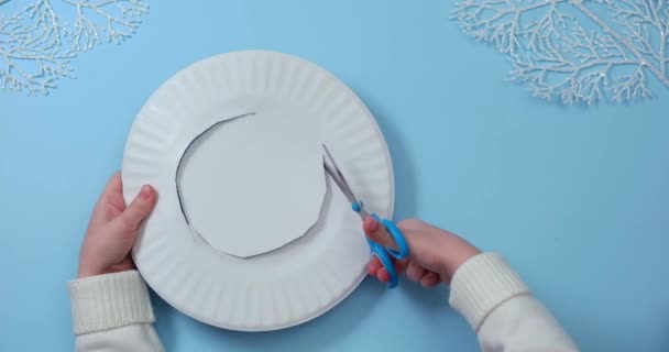 Krok po kroku instrukcja wideo bożonarodzeniowego bałwana z Paper Plate. Etap 2. — Wideo stockowe