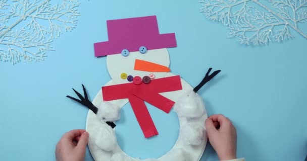Βήμα-βήμα οδηγίες βίντεο του χιονάνθρωπου των Χριστουγέννων από ένα χάρτινο πιάτο. Βήμα 9. τελικό αποτέλεσμα — Αρχείο Βίντεο