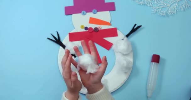 Instrucción paso a paso de vídeo de muñeco de nieve de Navidad de una placa de papel. Etapa 8. — Vídeo de stock