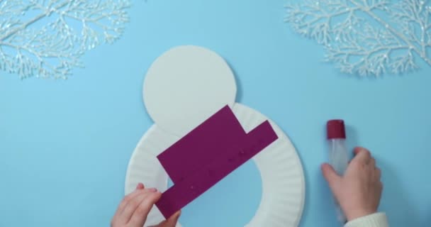 Step-by-step video instruction of christmas snowman from a Paper Plate. Step 4. — Stock Video