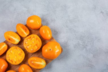 Olgun sarı erik domatesleri kesme masasında..