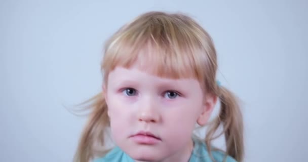 Inquisitive little kid blond Girl portrait. Funny face contemplative Kid Child. — 图库视频影像