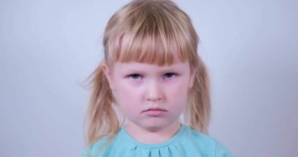 Retrato niño triste Niña mirando a la cámara en interiores. — Vídeos de Stock