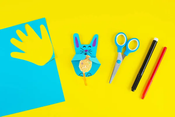 Färgglada papperskaniner från barnens handflata. — Stockfoto