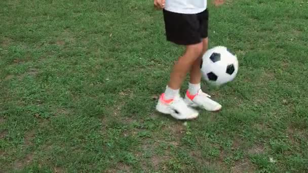 Vista frontale delle gambe dei giocatori di calcio adolescenti che fanno esercizi con la palla — Video Stock