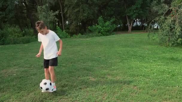 Vista de cerca del niño practicando y entrenando en trucos de fútbol. — Vídeos de Stock