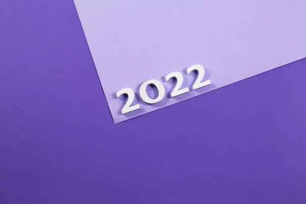 White 2022 wooden numbers on a purple, Very Peri trend color background. — 图库照片