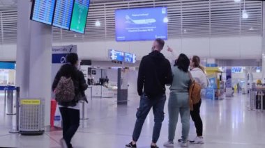 Yunanistan, Heraklion 26 Eylül 2021, bir salgın sırasında havaalanı, karantina. Lectronic kalkış tahtası ve insanlar