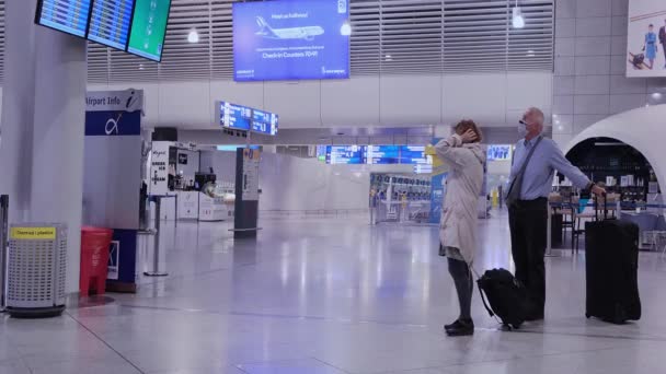 Grecia, Heraklion 26 septiembre 2021. aeropuerto Durante una pandemia, cuarentena. tablero de salida lectronic y la gente — Vídeos de Stock