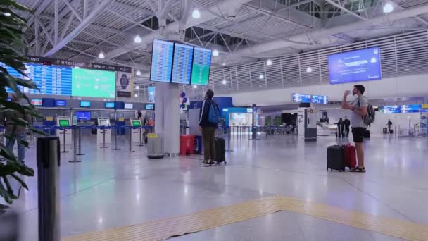 Řecko, Heraklion 26. září 2021. letiště Během pandemie, karanténa. lektronické odletové tabule a lidé — Stock video