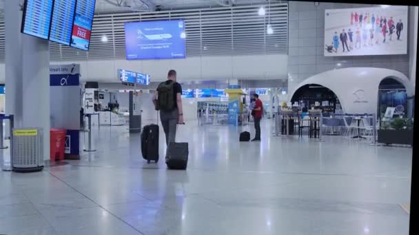 Grekland, Heraklion 26 september 2021. flygplats Under en pandemi, karantän. lectronic avgångskort och personer — Stockvideo
