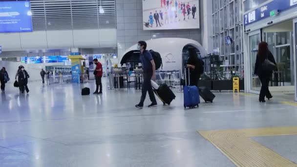 希腊，Heraklion，2021年9月26日。带着装轮子的袋子和手提箱抵达机场的人 — 图库视频影像