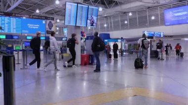 Yunanistan, Heraklion 26 Eylül 2021, bir salgın sırasında havaalanı, karantina. Lectronic kalkış tahtası ve insanlar