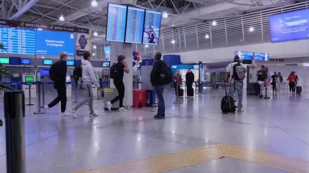 Grèce, Héraklion 26 septembre 2021. aéroport Pendant une pandémie, quarantaine. tableau de départ lectronique et personnes — Video