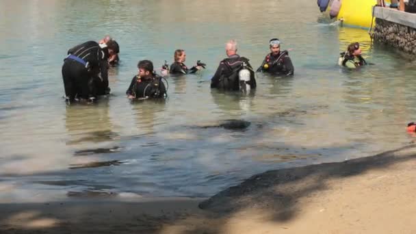 Lindos, Grecia - 06 Ottobre, 2021: Gruppo di sommozzatori in classe che imparano ad immergersi in mare — Video Stock