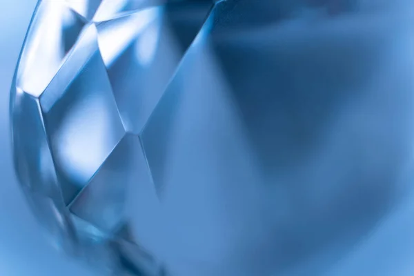 Faceta de cristal azul oscuro, fondo de diamante facetado . Imagen de stock
