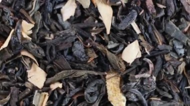 Arka plan olarak sağlıklı bitkisel organik kurutulmuş Chai Tea karışımı. Makro. Döndürme.