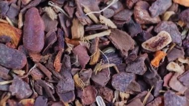Arka plan olarak sağlıklı bitkisel organik kurutulmuş Chai Tea karışımı. Makro.