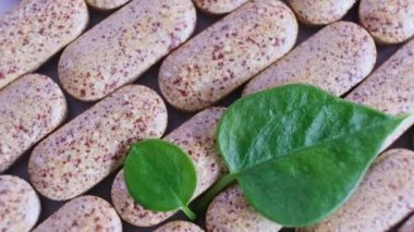 Yüksek çözünürlüklü bitkisel haplar, gıda takviyesi yeşil yapraklı multivitaminler. Makro. Döndürme.