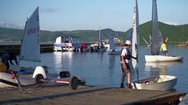 Veliko Gradiste, Golubac, Serbie 4 juin 2021. Écoliers et adalt mettent des bateaux en place après la formation — Video