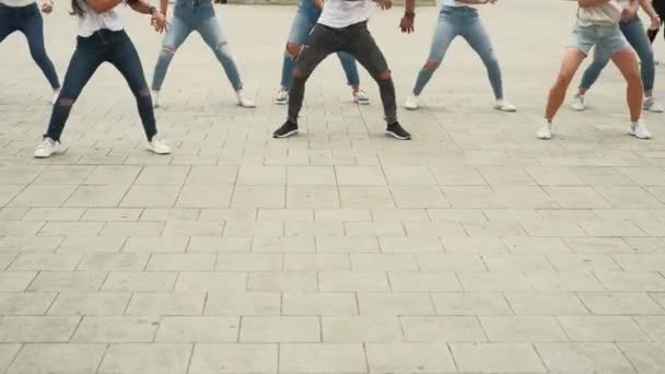 Belgrado, Servië 5 juni 2021. Groep urban dansers treedt op in Kalemegdan Park. strijd — Stockvideo