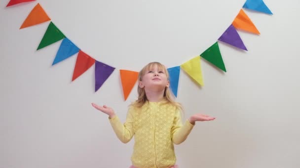 Gelukkig kind meisje in party hoed vieren op verjaardag feest kijk naar de herfst confetti — Stockvideo