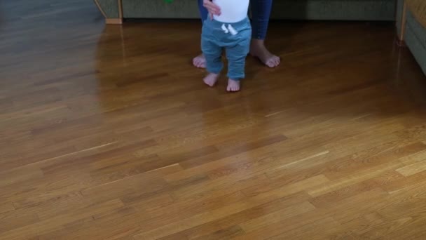 Enfant pieds nus bébé fille garçon apprendre à marcher debout sur le sol chaud. — Video