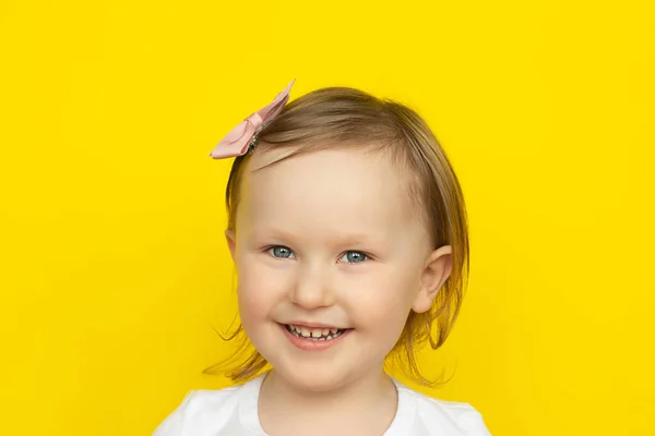 Riso alegre feliz de menina em camisa branca no fundo amarelo. — Fotografia de Stock