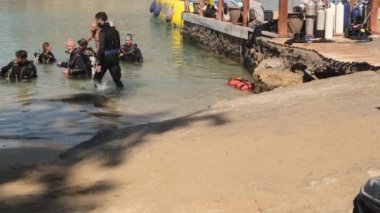 Lindos, Yunanistan - 06 Ekim 2021: Sınıfta dalmayı öğrenen bir grup dalgıç