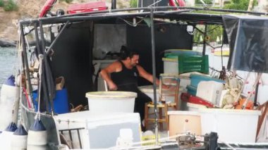 Bali, BRETE Adaları, GREECE - 29 Eylül 2021: Yunan balıkçı balıkçı balıkçı balıkçı teknesinde kancalar oturuyor