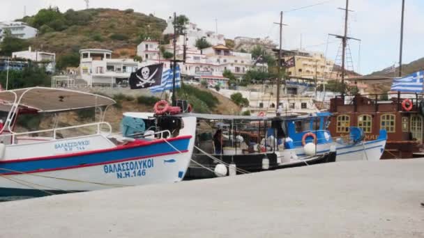Μπαλί, Κρήτη, Ελλάδα - 29 Σεπτεμβρίου 2021: Πανόραμα θαλάσσιου ελλιμενισμού και ξενοδοχεία στο χωριό Μπαλί της Κρήτης — Αρχείο Βίντεο