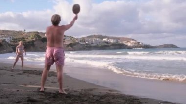 Bali, CRETE Adaları, GREECE - 30 Eylül 2021: Genç çift açık deniz kenarında açık havada faaliyet gösteriyor.