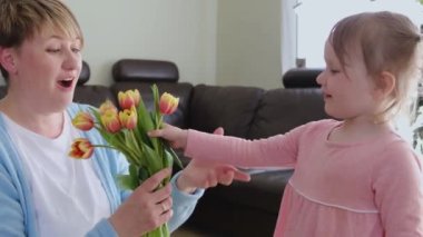 Sevimli küçük çocuk kızı mutlu anneye sarılıyor anneler günü konseptiyle tebrik ediyor minnettar anneyi kucaklıyor.