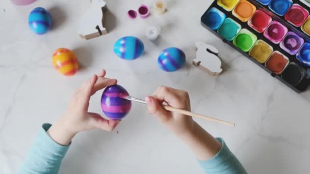 Happy little girls kids, decorate eggs with paints. Preparation for Easter. — Stok video