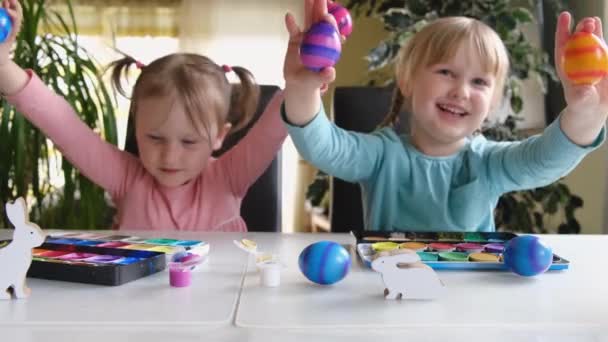 Glad förskola söta barn som har kul att titta in i kameran gör galna roligt ansikte med färgade påskägg hemma. — Stockvideo