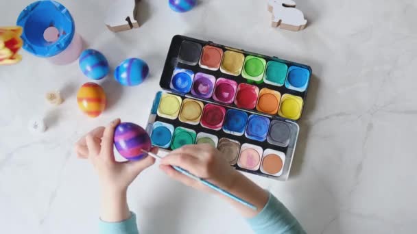 Happy little girls kids, decorate eggs with paints. Preparation for Easter. — Stockvideo