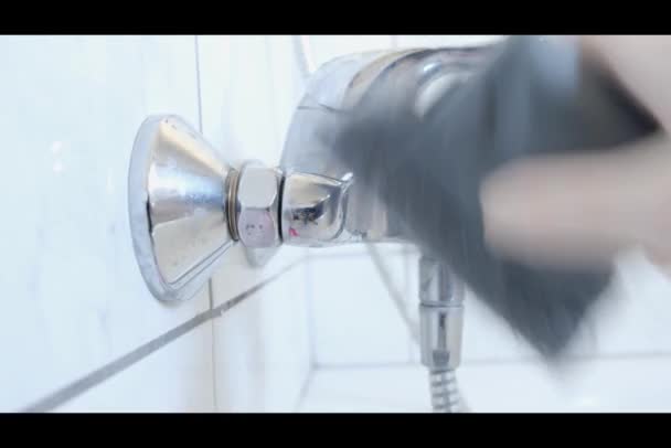 Mulher em luvas de borracha limpa a lata de rega do chuveiro, pia do banheiro no banheiro. — Vídeo de Stock