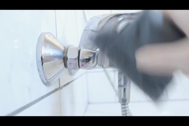 Woman in rubber gloves cleans shower watering can, bathroom sink in bathroom. — Vídeo de stock