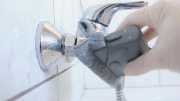 Mulher em luvas de borracha limpa a lata de rega do chuveiro, pia do banheiro no banheiro. — Vídeo de Stock