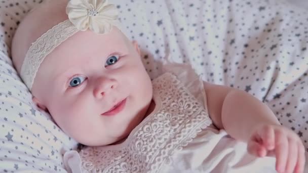 Κοντινό Πλάνο Όμορφο Κοριτσάκι Μπλε Γιάγια Ξαπλώνει Στο Κρεβάτι Και — Αρχείο Βίντεο