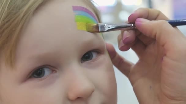 Sanatçı Kızların Yüzüne Gökkuşağı Çiziyor Çocuklar Için Şenlikli Bir Makyaj — Stok video
