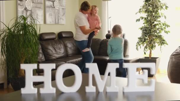 Mãe Ativa Babá Filhinhas Fofas Pulando Dançando Moderna Sala Estar — Vídeo de Stock